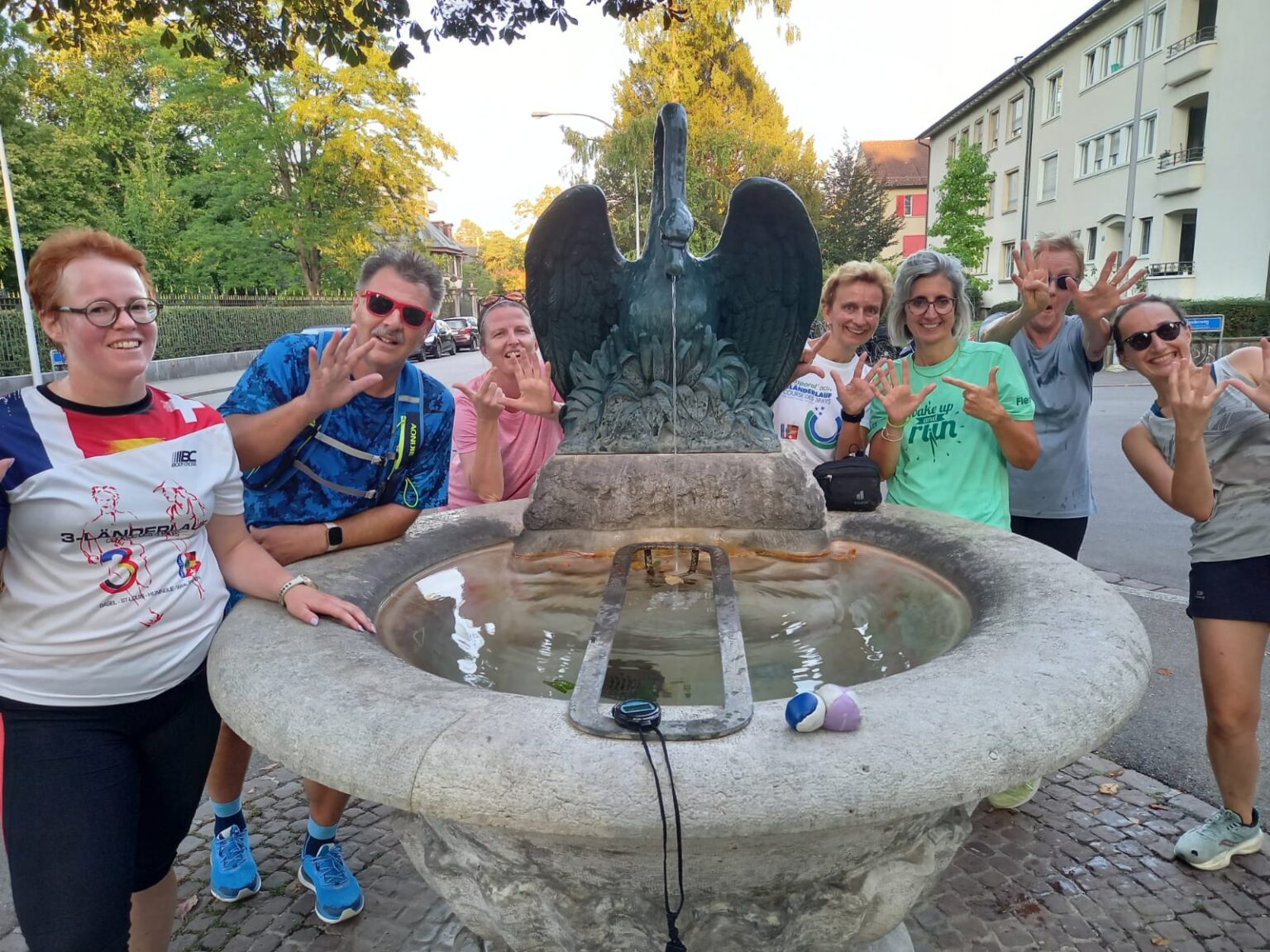 Gruppe mit Brunnen