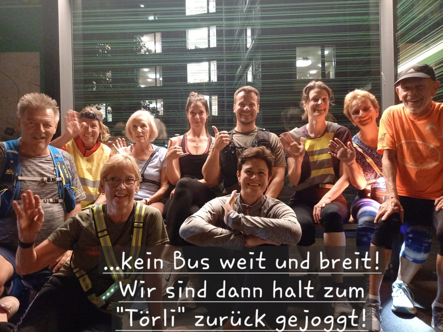 Jogginggruppe in Bushaltestelle